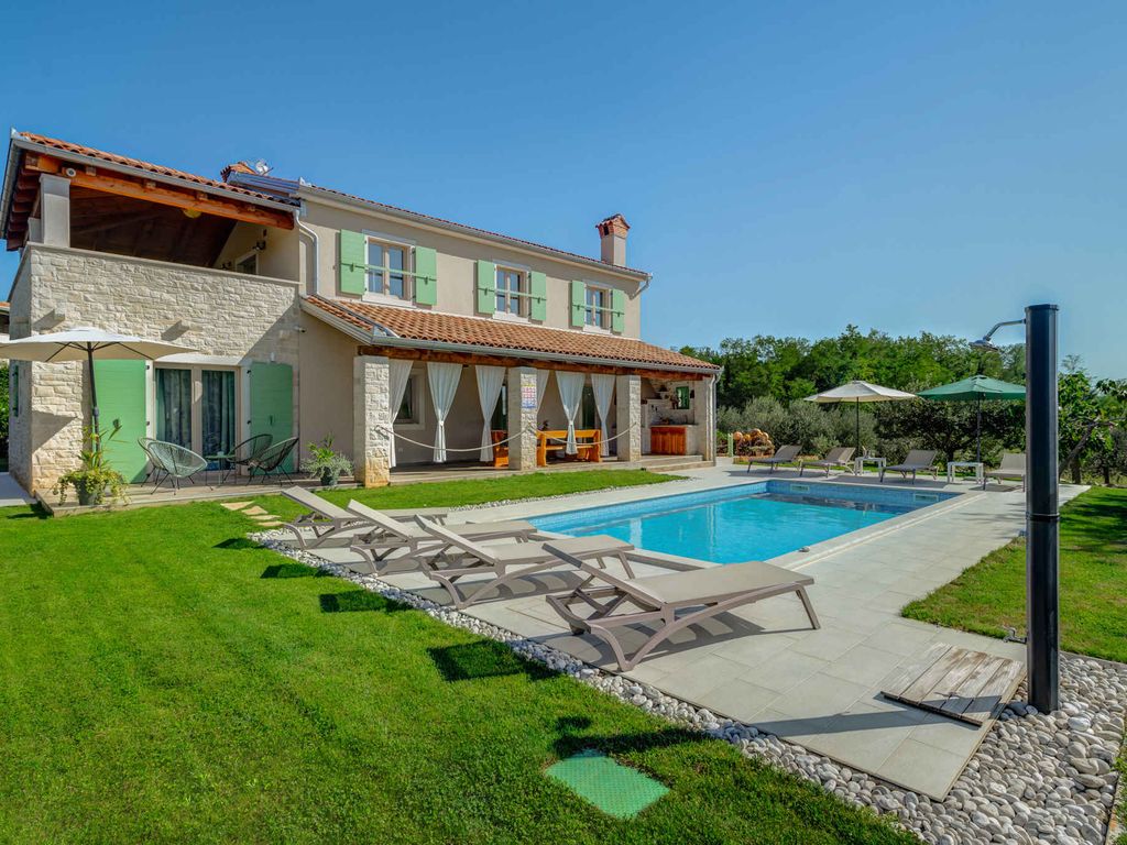 Villa mit Pool und Klimaanlage