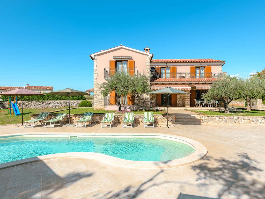 Villa mit Pool und Klimaanlage