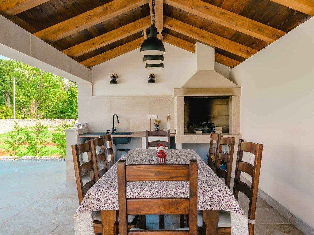 Villa mit Pool und Klimaanlage