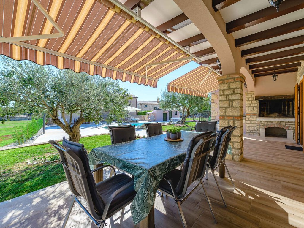 Villa mit Pool und Klimaanlage