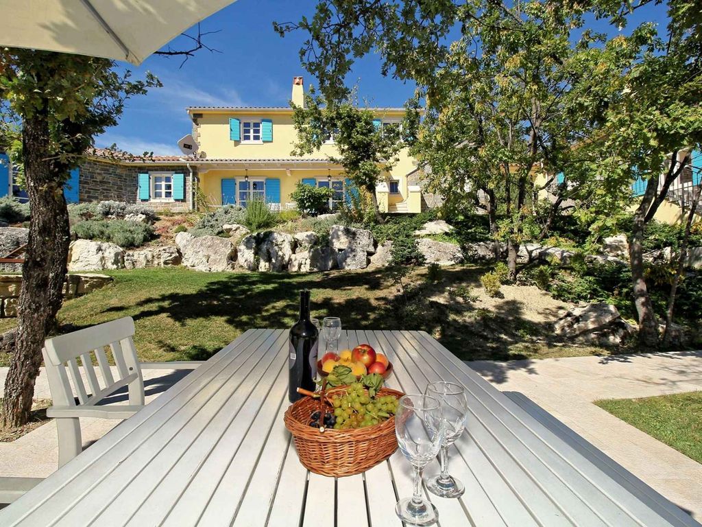 Ferienhaus mit Terrasse und Pool