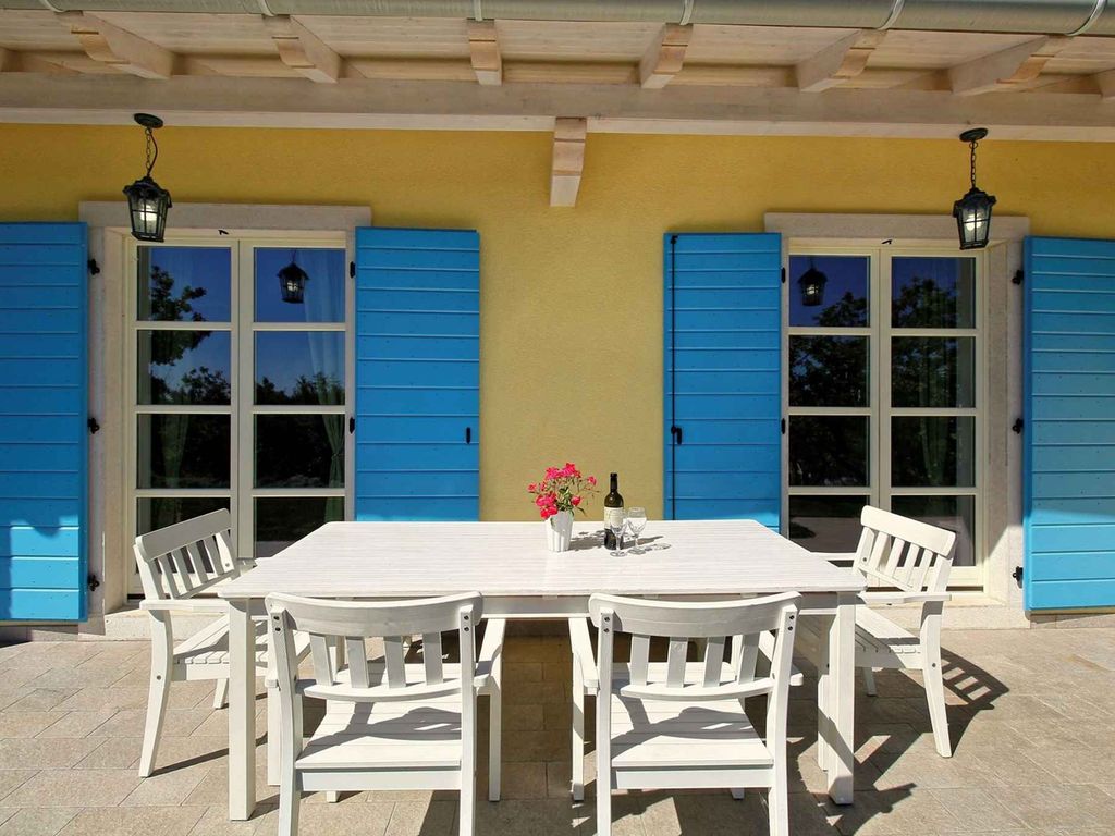 Ferienhaus mit Terrasse und Pool