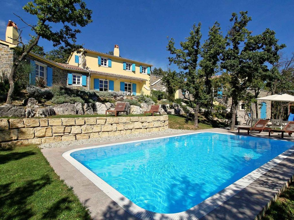 Ferienhaus mit Terrasse und Pool