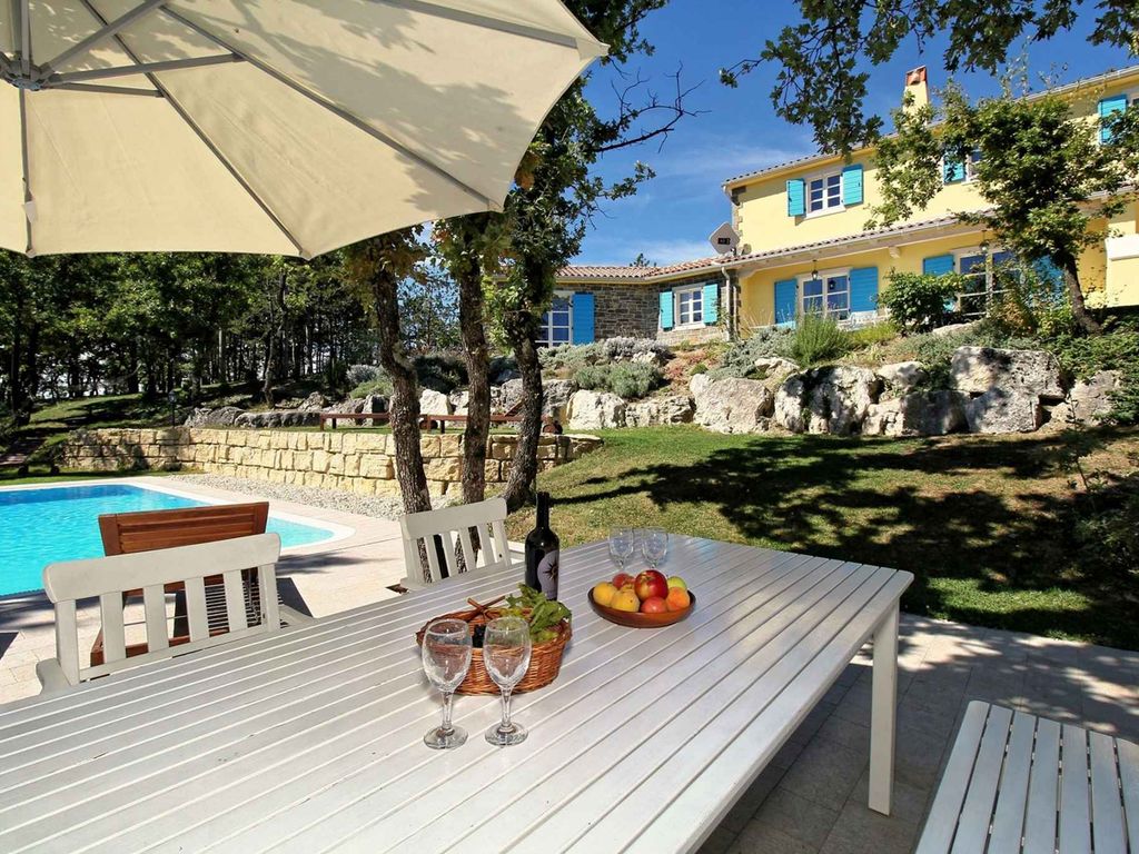 Ferienhaus mit Terrasse und Pool