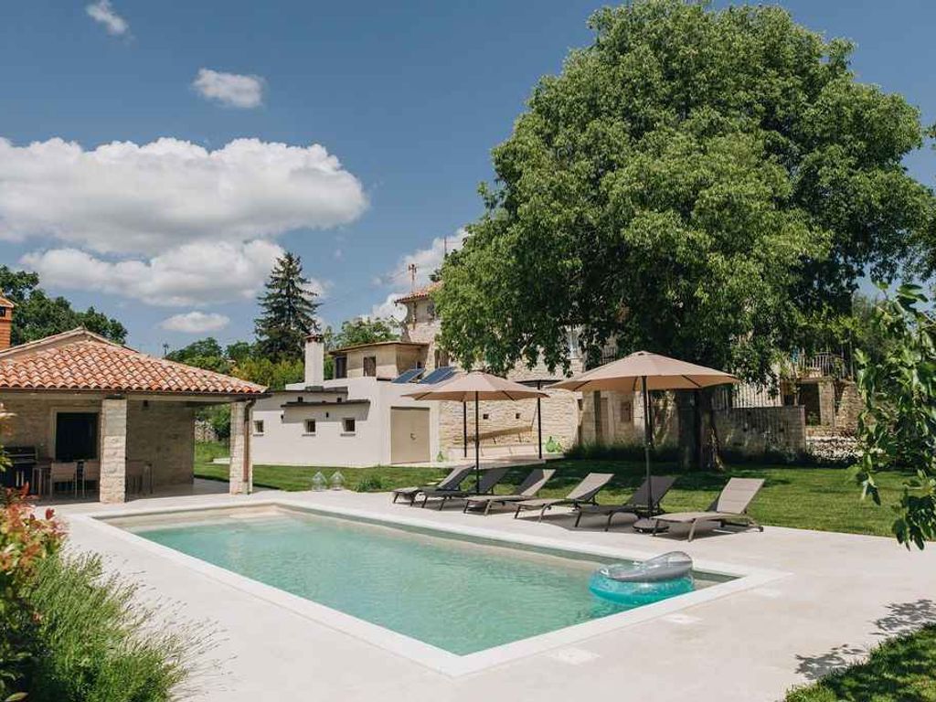 Villa mit Pool und Taverne im Garten