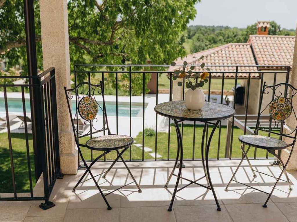 Villa mit Pool und Taverne im Garten