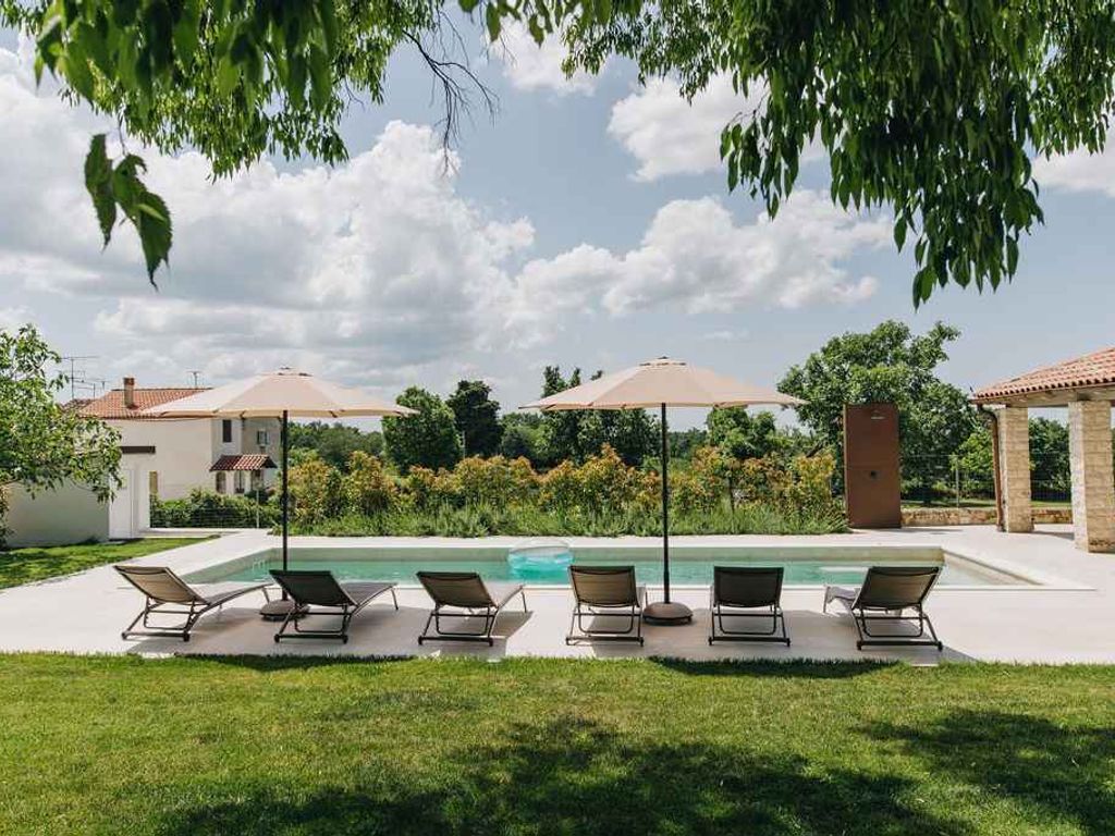 Villa mit Pool und Taverne im Garten