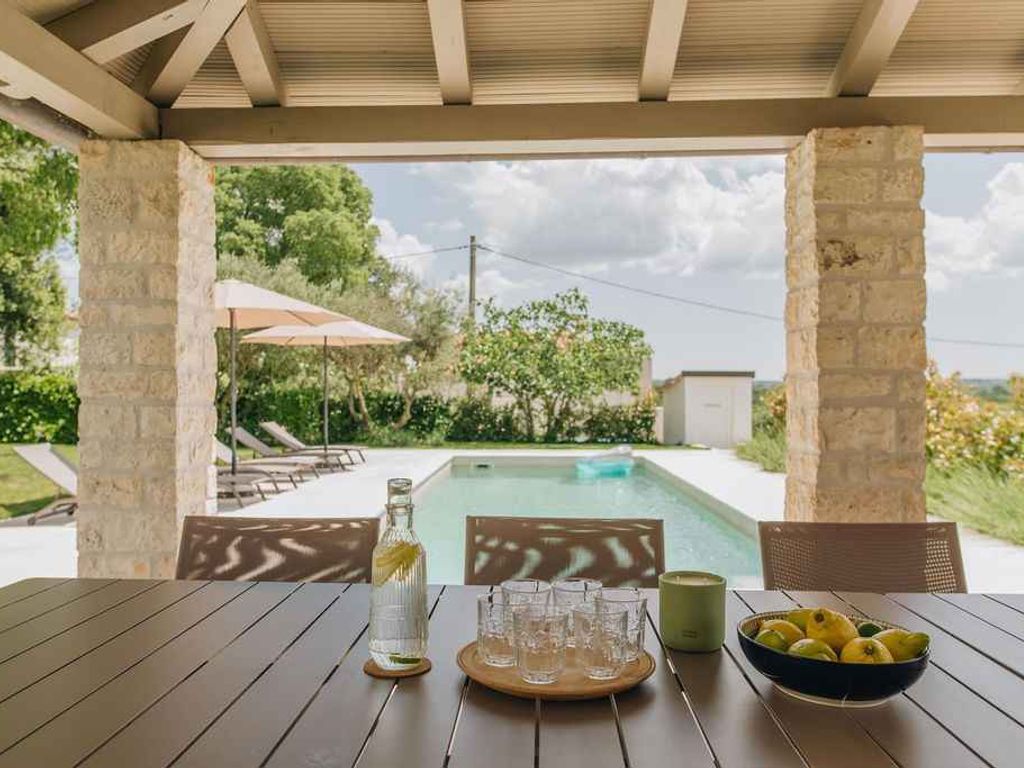 Villa mit Pool und Taverne im Garten