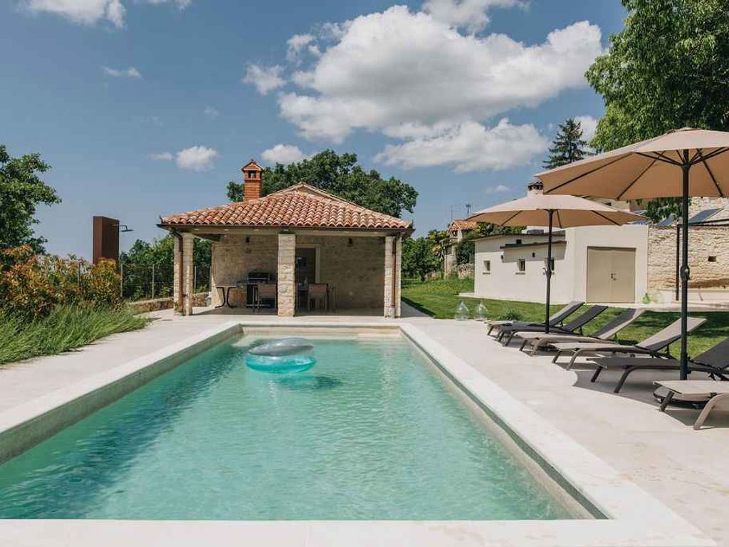 Villa mit Pool und Taverne im Garten