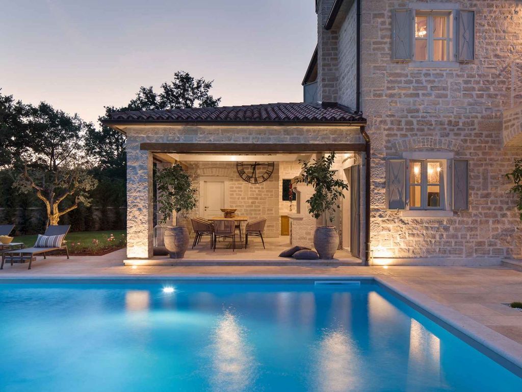 Villa mit Swimmingpool und Grill