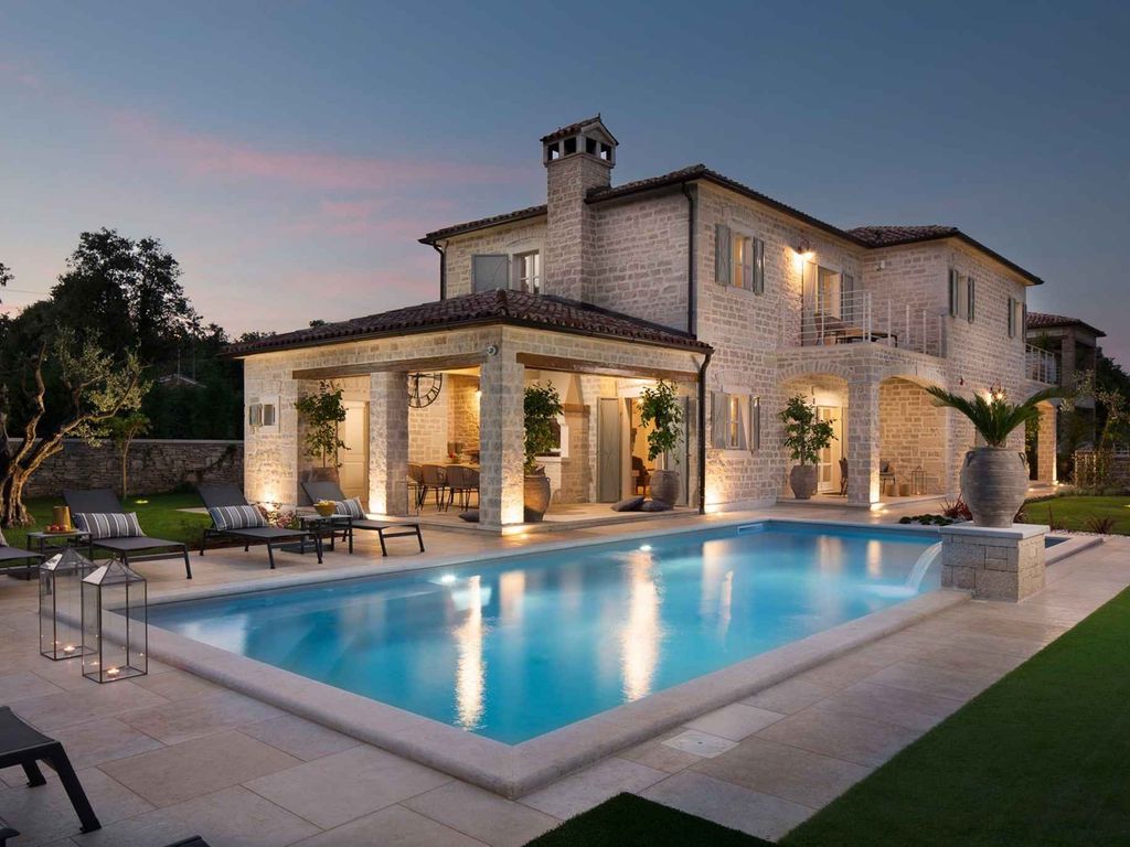 Villa mit Swimmingpool und Grill