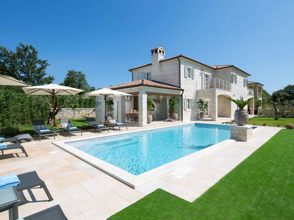 Villa mit Swimmingpool und Grill