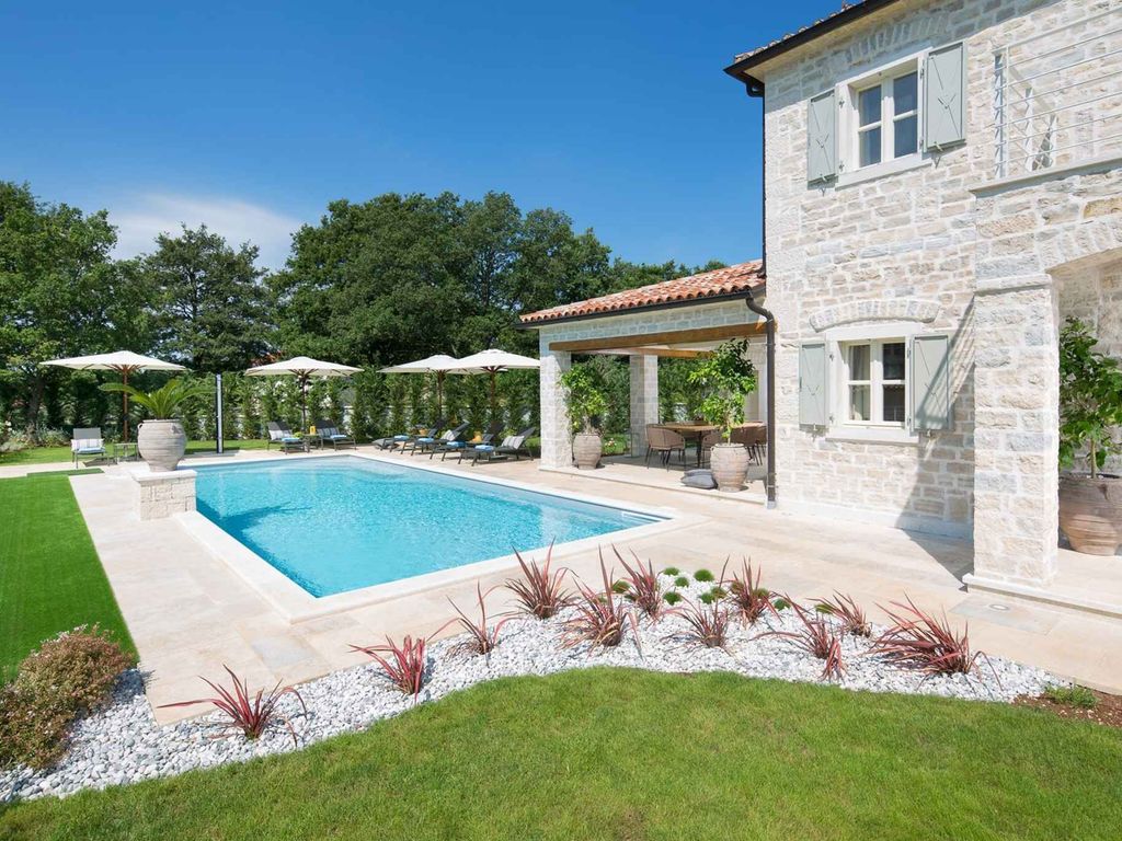 Villa mit Swimmingpool und Grill