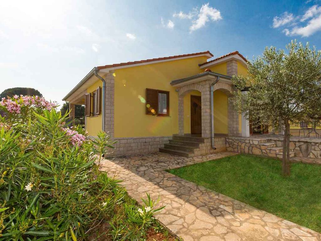 Ferienhaus mit Pool und Grill
