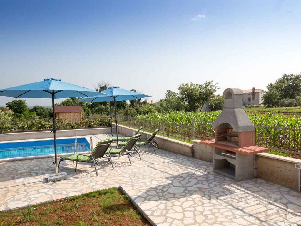Ferienhaus mit Pool und Grill