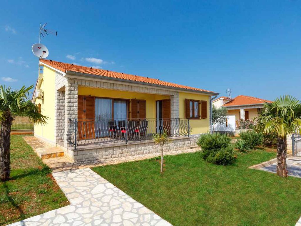 Ferienhaus mit Pool und Grill