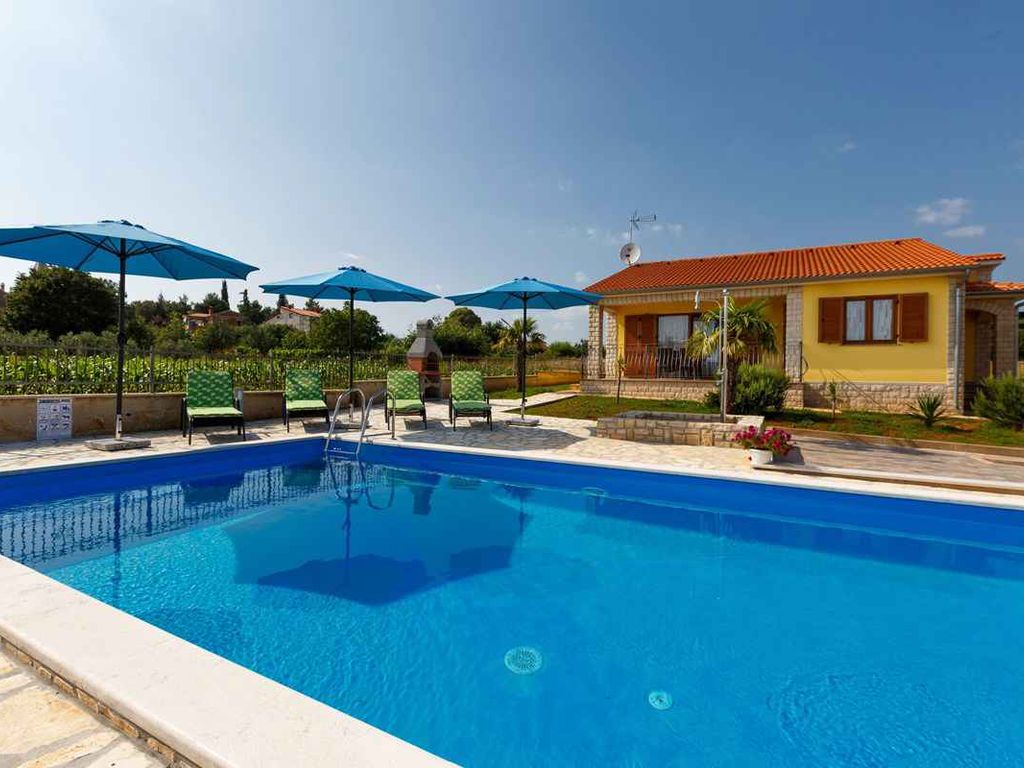 Ferienhaus mit Pool und Grill