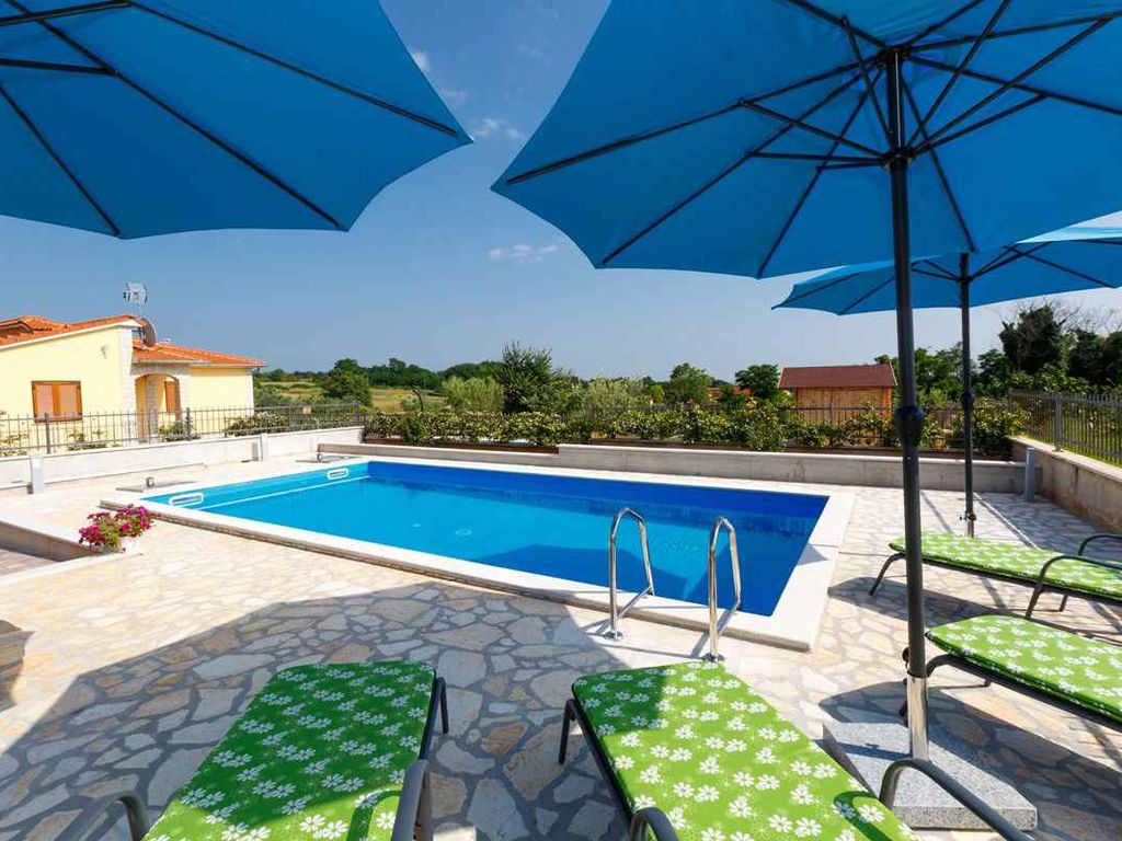 Ferienhaus mit Pool und Grill
