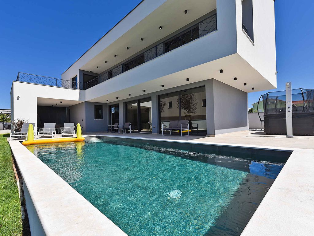 Villa mit Klimaanlage und Pool