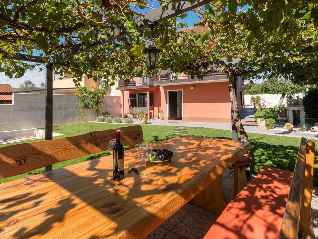 Villa mit Swimmingpool und Grill