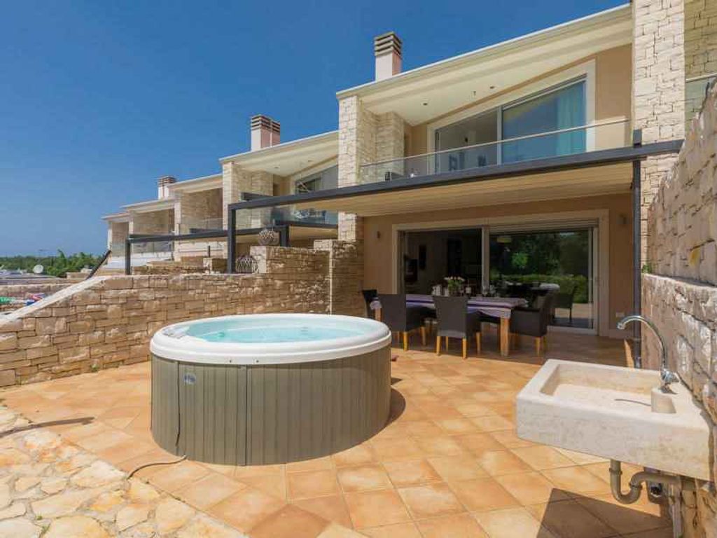 Ferienhaus mit Whirlpool und Meerblick in Standnähe