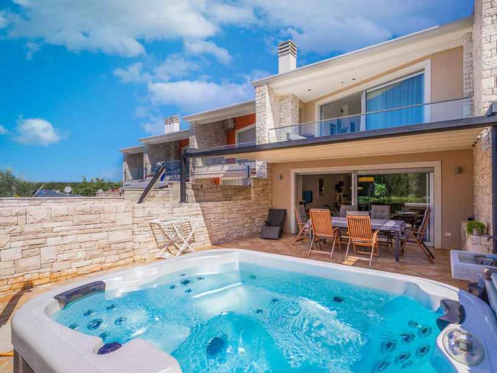 Ferienhaus mit Whirlpool und Meerblick in Standnähe