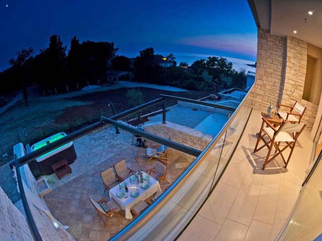 Ferienhaus mit Whirlpool und Meerblick in Standnähe