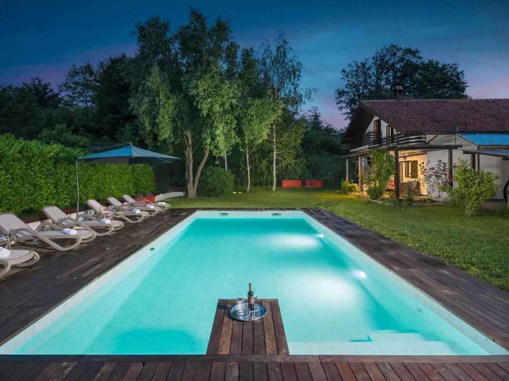 Villa mit beheiztem Pool und Klimaanlage