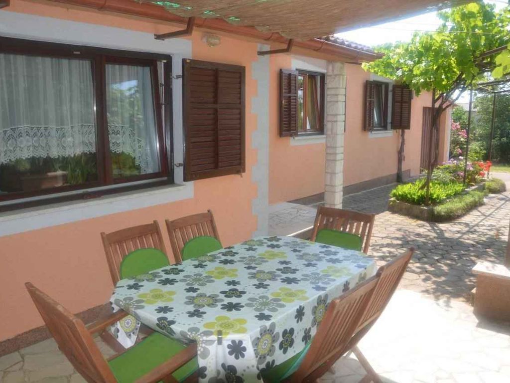 Ferienhaus mit Pool und Klimaanlage