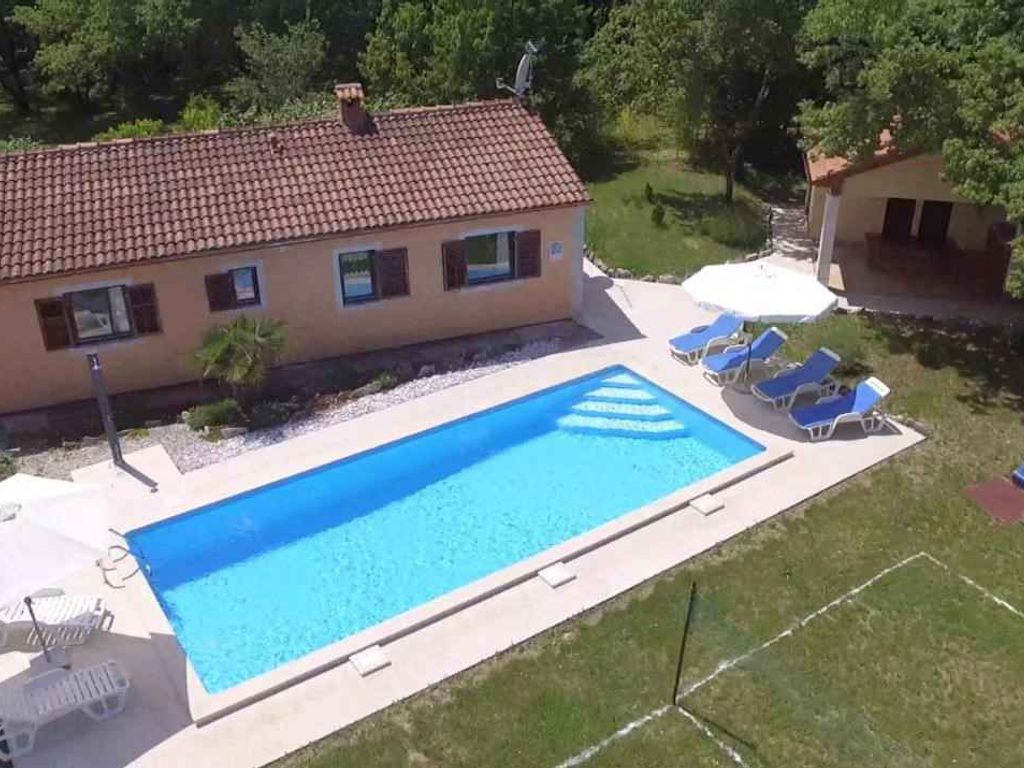 Ferienhaus mit Pool und Klimaanlage
