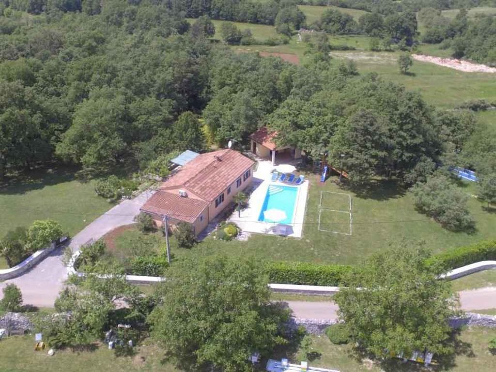 Ferienhaus mit Pool und Klimaanlage