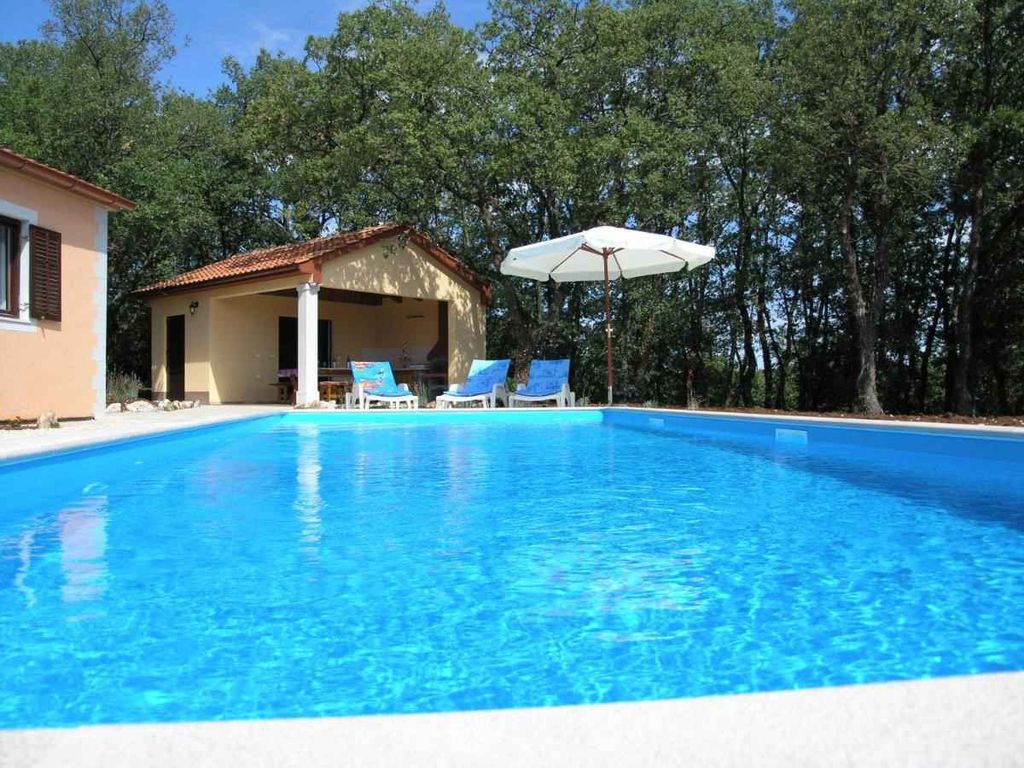 Ferienhaus mit Pool und Klimaanlage