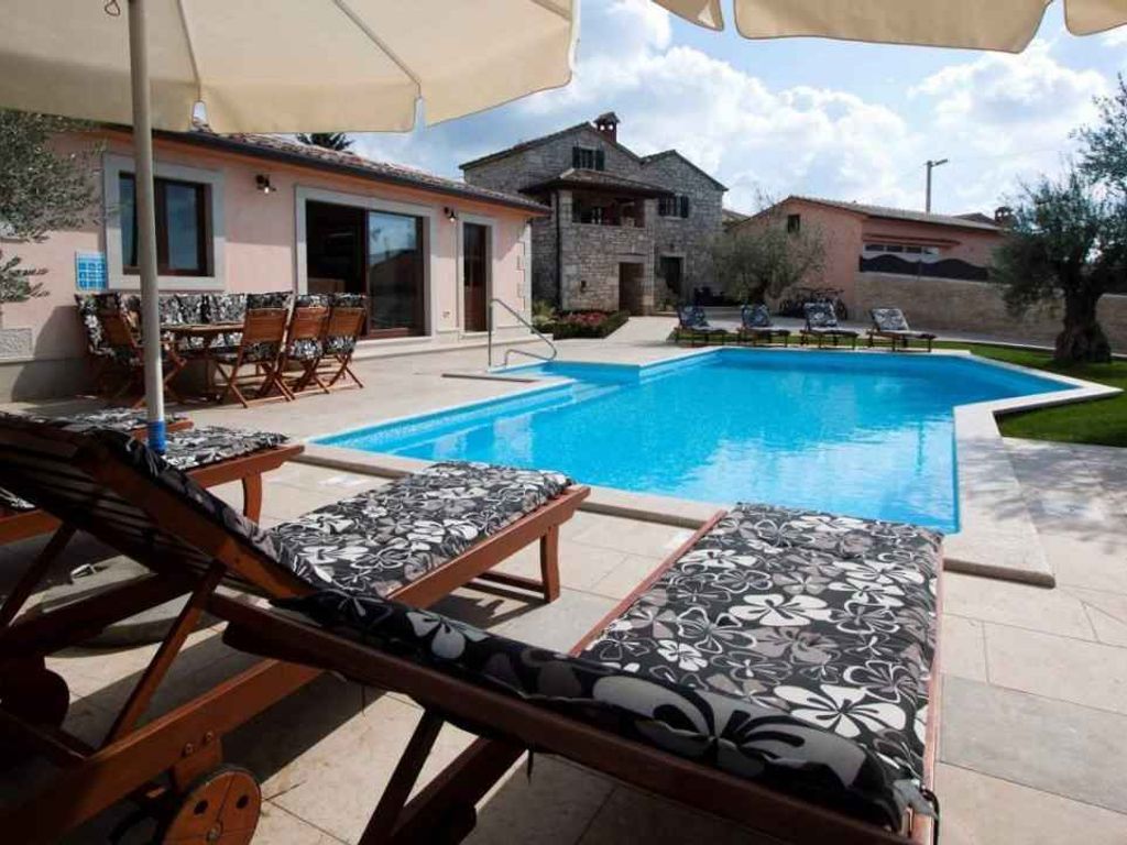 Villa mit Pool und Whirlpool