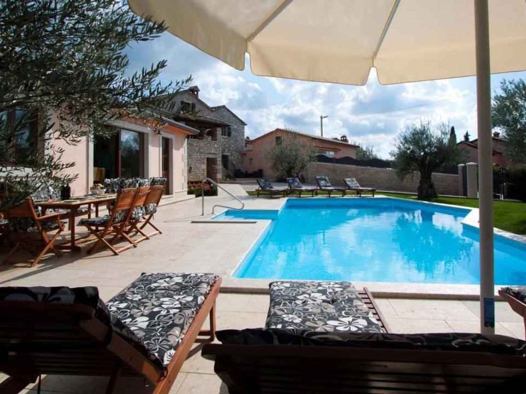 Villa mit Pool und Whirlpool