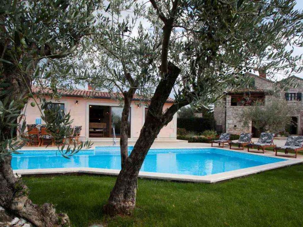 Villa mit Pool und Whirlpool