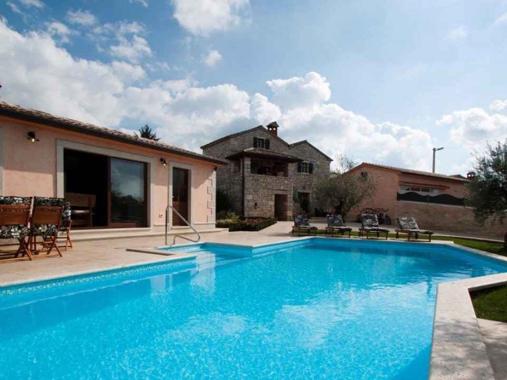 Villa mit Pool und Whirlpool