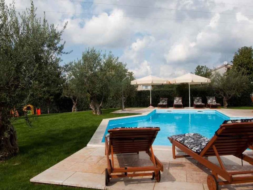 Villa mit Pool und Whirlpool