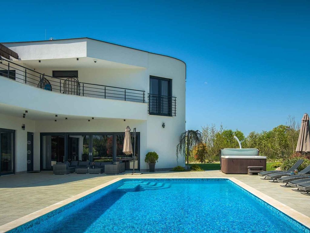 Villa mit Klimaanlage und Pool