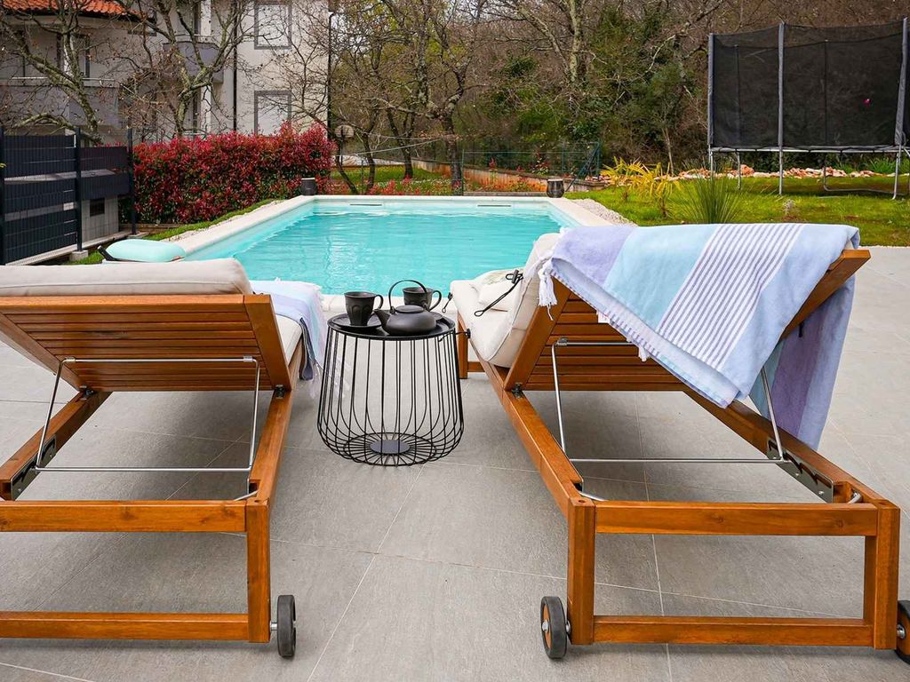 Villa mit Pool und Klimaanlage