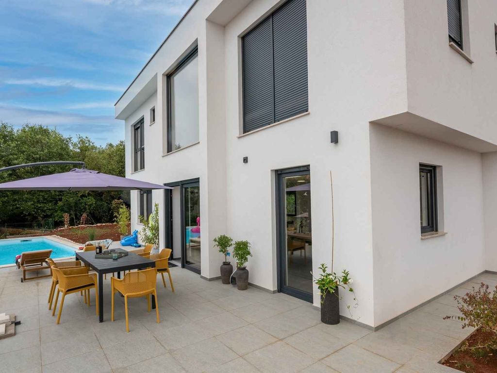 Villa mit Pool und Klimaanlage