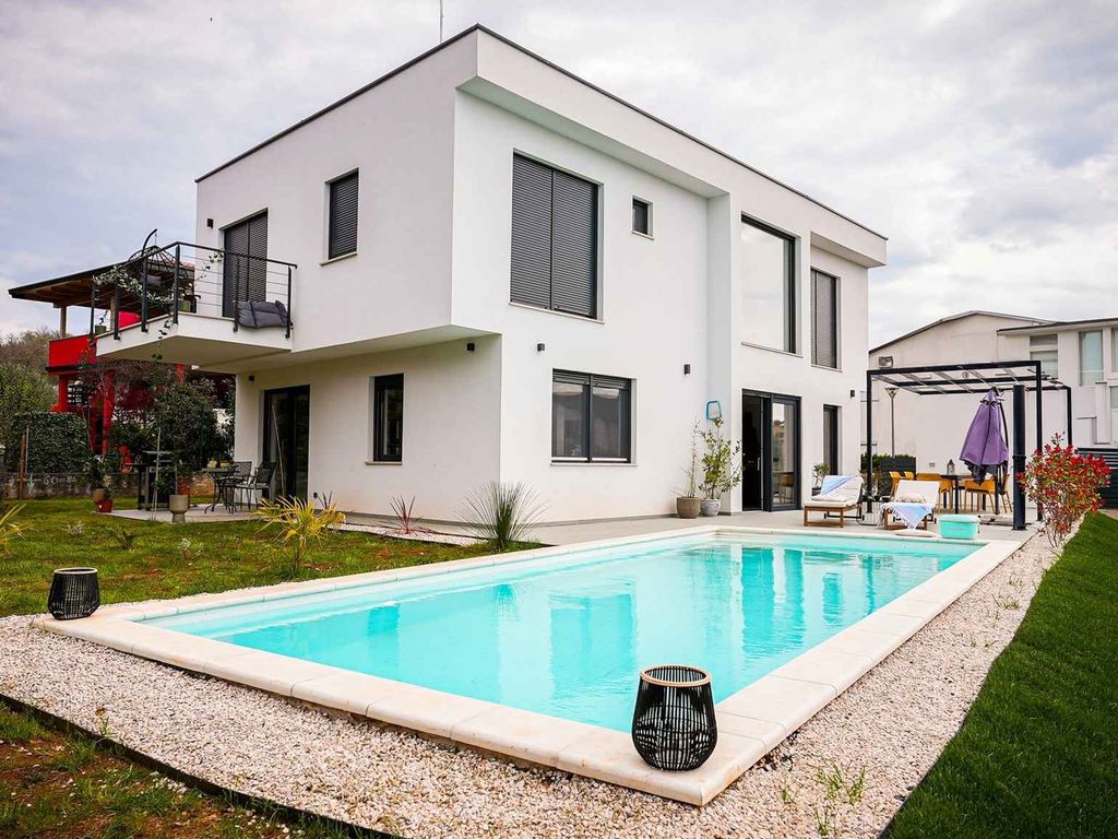 Villa mit Pool und Klimaanlage