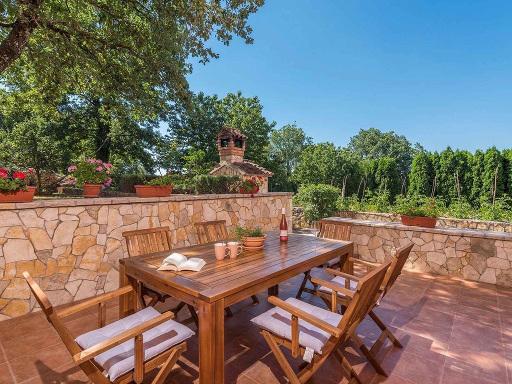 Ferienwohnung mit mediterranem Garten und Grill in ruhiger Lage