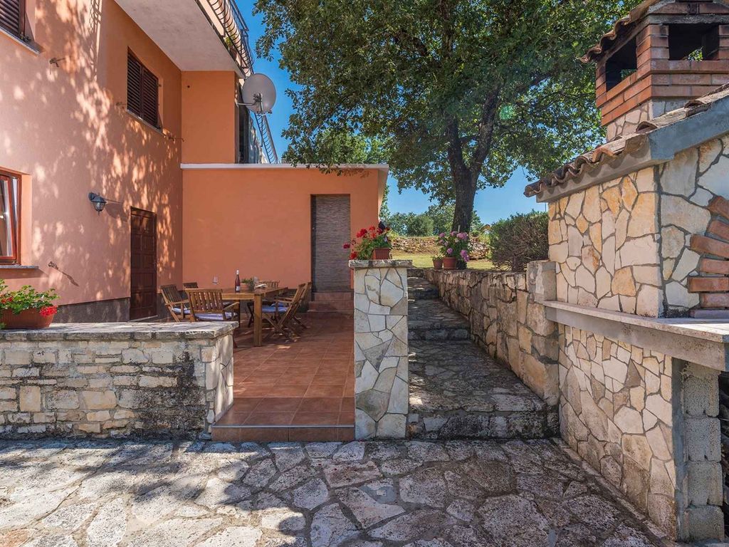 Ferienwohnung mit mediterranem Garten und Grill in ruhiger Lage