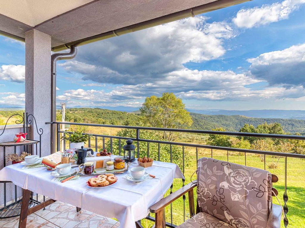 Ferienwohnung mit Terrasse und Balkon