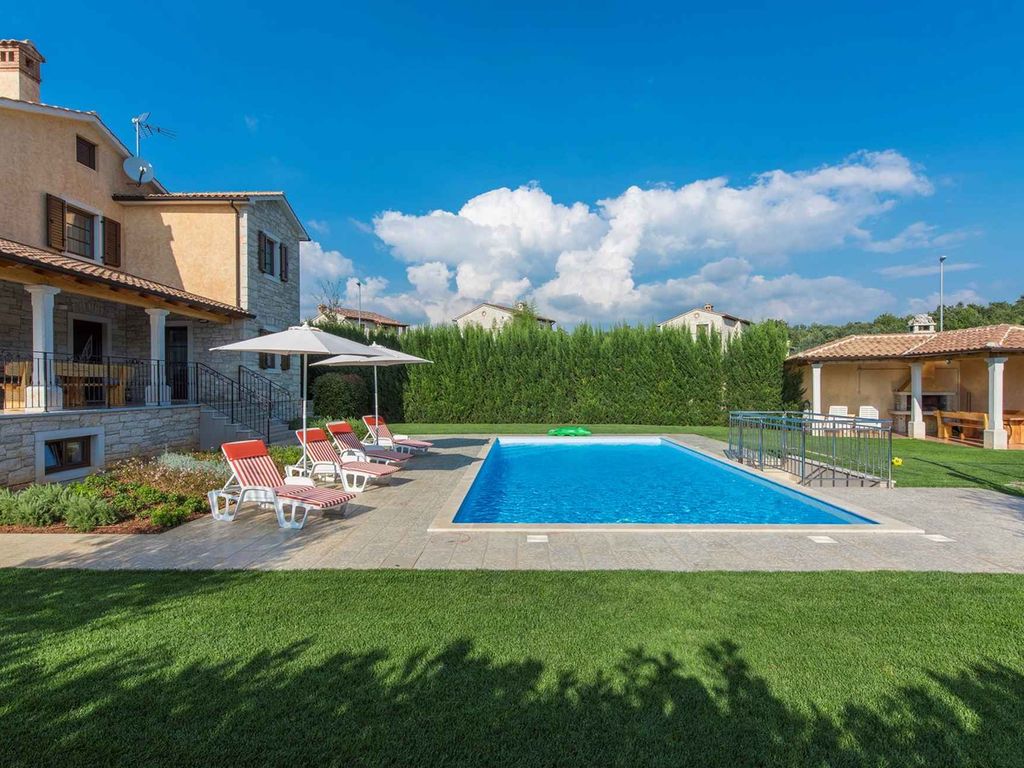 Villa mit Pool und Klimaanlage
