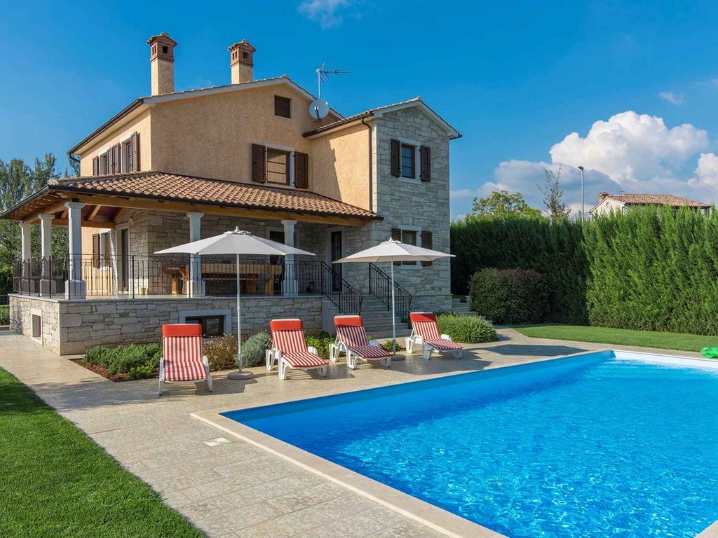 Villa mit Pool und Klimaanlage
