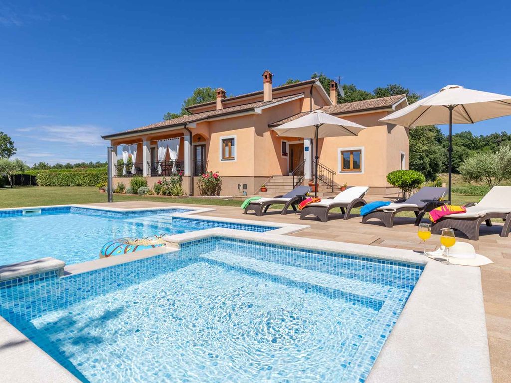 Ferienhaus mit Pool und Klimaanlage