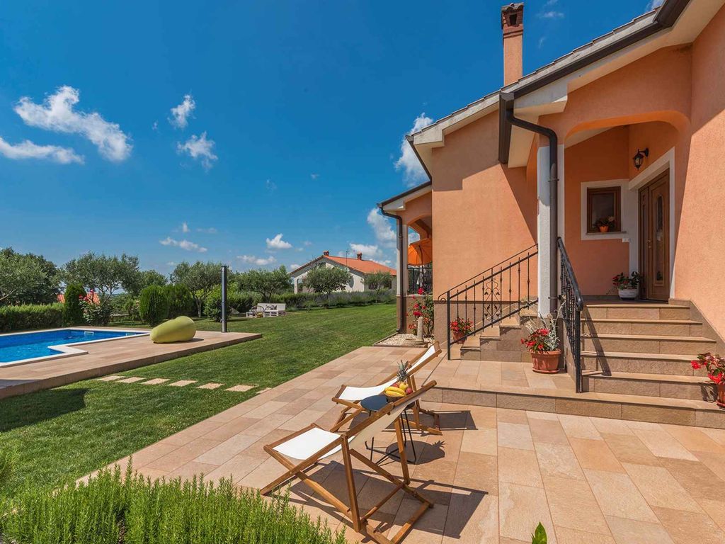 Ferienhaus mit Pool und Klimaanlage