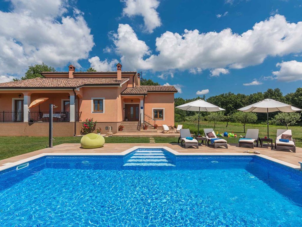 Ferienhaus mit Pool und Klimaanlage