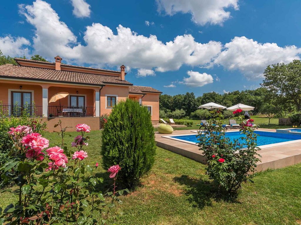Ferienhaus mit Pool und Klimaanlage